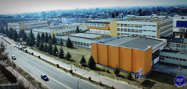 Doraźny remont dachu w Zespole Szkół Budowlanych. "Tam się po prostu lało..."