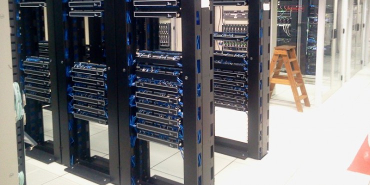 Co to jest serwer dedykowany i czym się różni od serwera w chmurze?