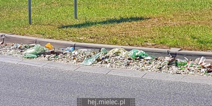 Ciężarówka zgubiła odpady na obwodnicy [FOTO]