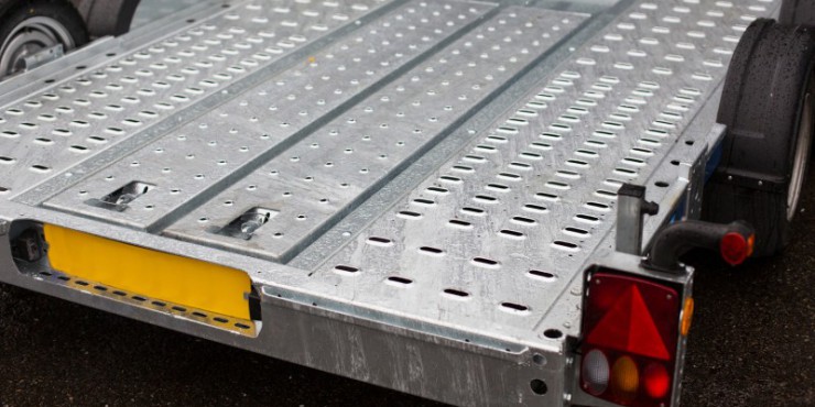 Transport samochodu na lawecie. Co jest ważne?