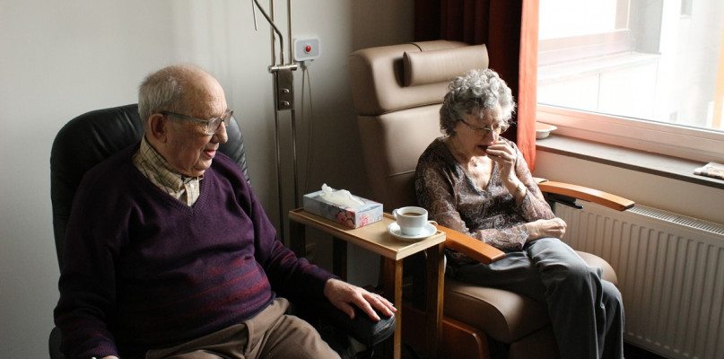 Czy osoby bez wykształcenia medycznego mogą zajmować się osobami starszymi?