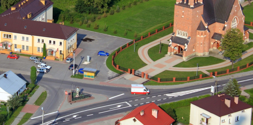 Skrzyżowanie w Wadowicach - na środku figurka Matki Bożej. Fot. Urząd Gminy Wadowice Górne