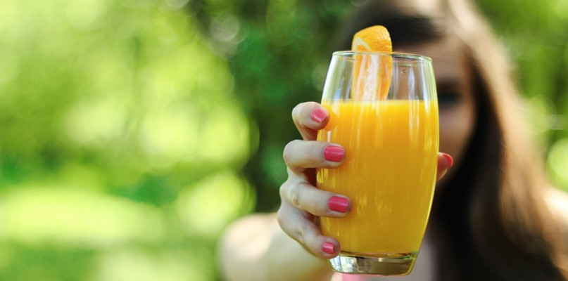 Jak usunąć plamę z soku pomarańczowego?