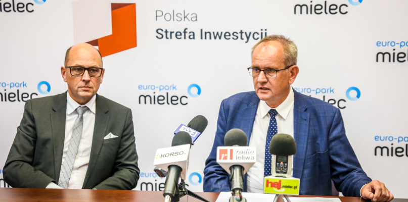Dariusz Śliwowski, wiceprezes Zarządu Agencji Rozwoju Przemysłu S.A. i Fryderyk Kapinos, wicedyrektor Oddziału ARP w Mielcu.