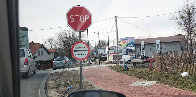 Rogatki uszkodzone. Czytelnik zwraca uwagę na błąd w organizacji ruchu