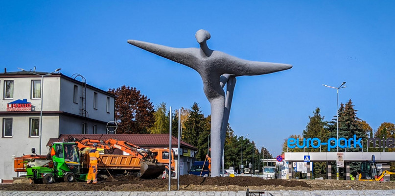 Pomnik Ikara przed Bramą SSE już odnowiony