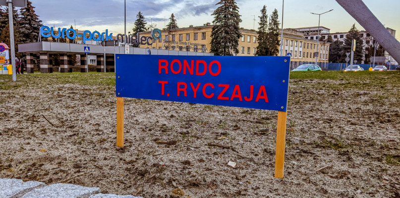 W styczniu na rondzie przy bramie SSE ktoś zainstalował tabliczki z nazwą ronda - te szybko jednak zniknęły.