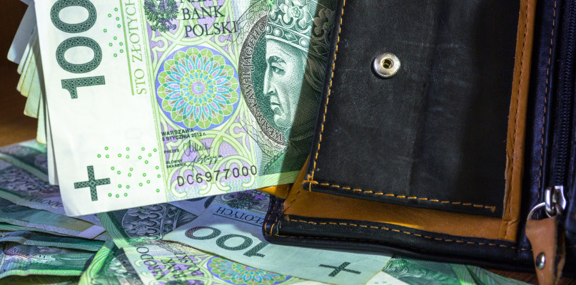 Kto może liczyć na dodatek 400 zł do pensji? Te przepisy wchodzą w życie