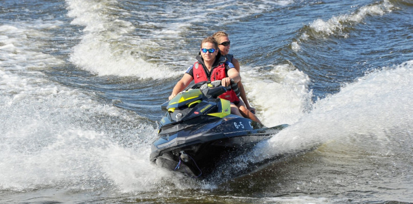 Czym są i jak zdobyć uprawnienia na skuter wodny