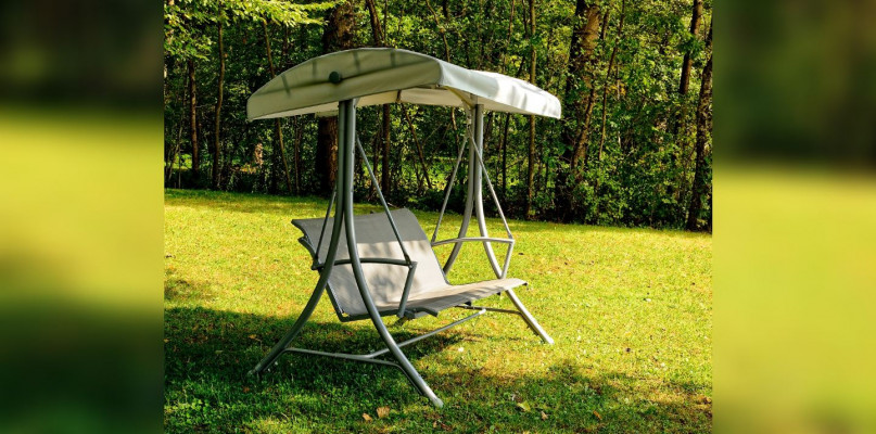 Huśtawka ogrodowa z daszkiem - ranking huśtawek do ogrodu