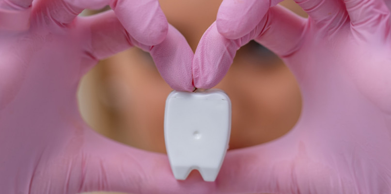 Czy martwy korzeń zęba można jeszcze uratować?