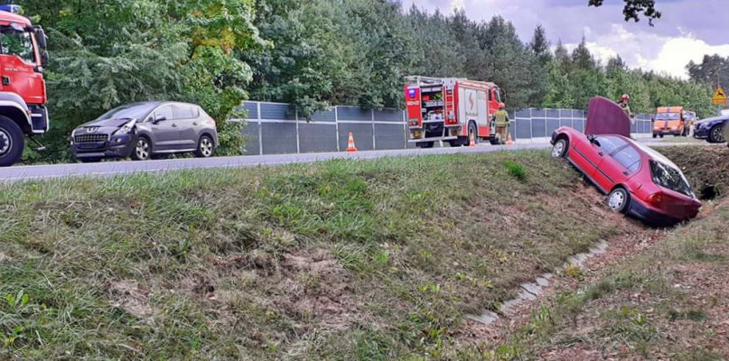 Zderzenie osobówek na obwodnicy. Honda w rowie