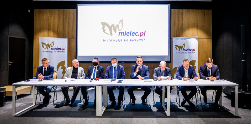 Podpisanie porozumienia ws. Mieleckiego Klastra Energii. Fot. hej.mielec.pl