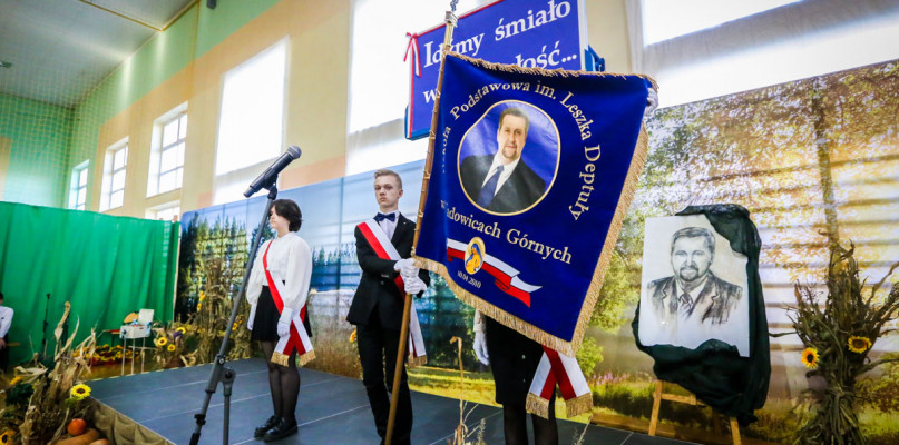 Sztandar Szkoły Podstawowej w Wadowicach Górnych z wizerunkiem Leszka Deptuły. Fot. hej.mielec.pl