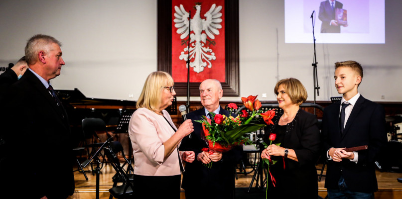 Józef Witek wraz z rodziną odbiera Pieczęć Zasług Obywatelskich.