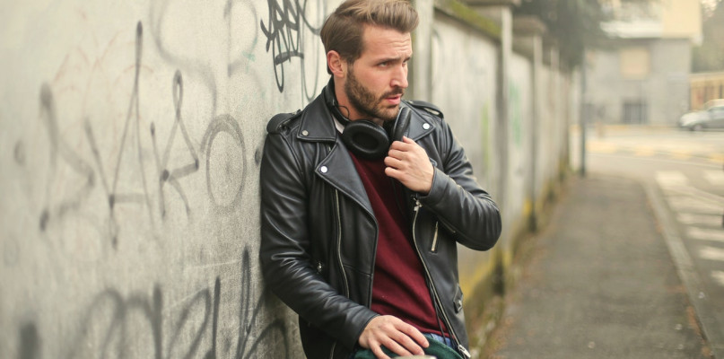 Kurtki skórzane damskie hitem 2022 - sprawdź gdzie kupić!