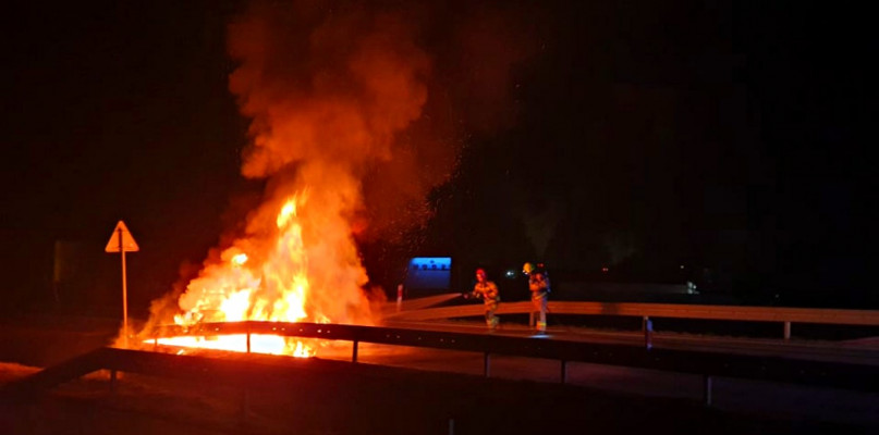 Pożar samochodu na obwodnicy Mielca. Fot. hej.mielec.pl