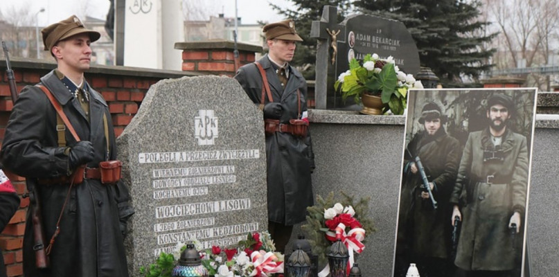 Uroczystości przy grobie Wojciecha Lisa. Fot. hej.mielec.pl
