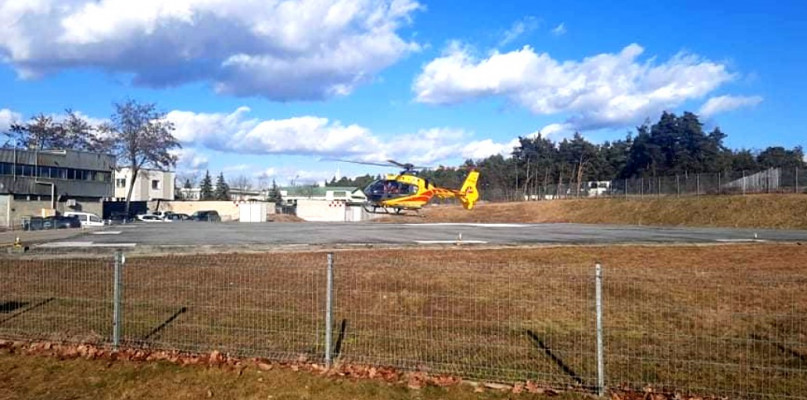 Śmigłowiec LPR przy szpitalu. Transport pacjentki
