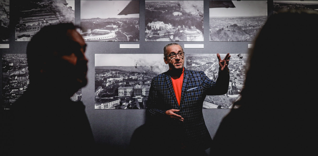 Janusz Halisz, kustosz Jadernówki, podczas wernisażu wystawy "Reportaże z terenu".