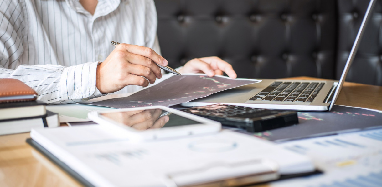 Czym się wyróżnia faktoring dla małych firm od kredytu?