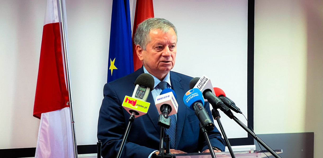 Starosta powiatu mieleckiego Stanisław Lonczak. Konferencja prasowa, 22 listopada 2022 r.