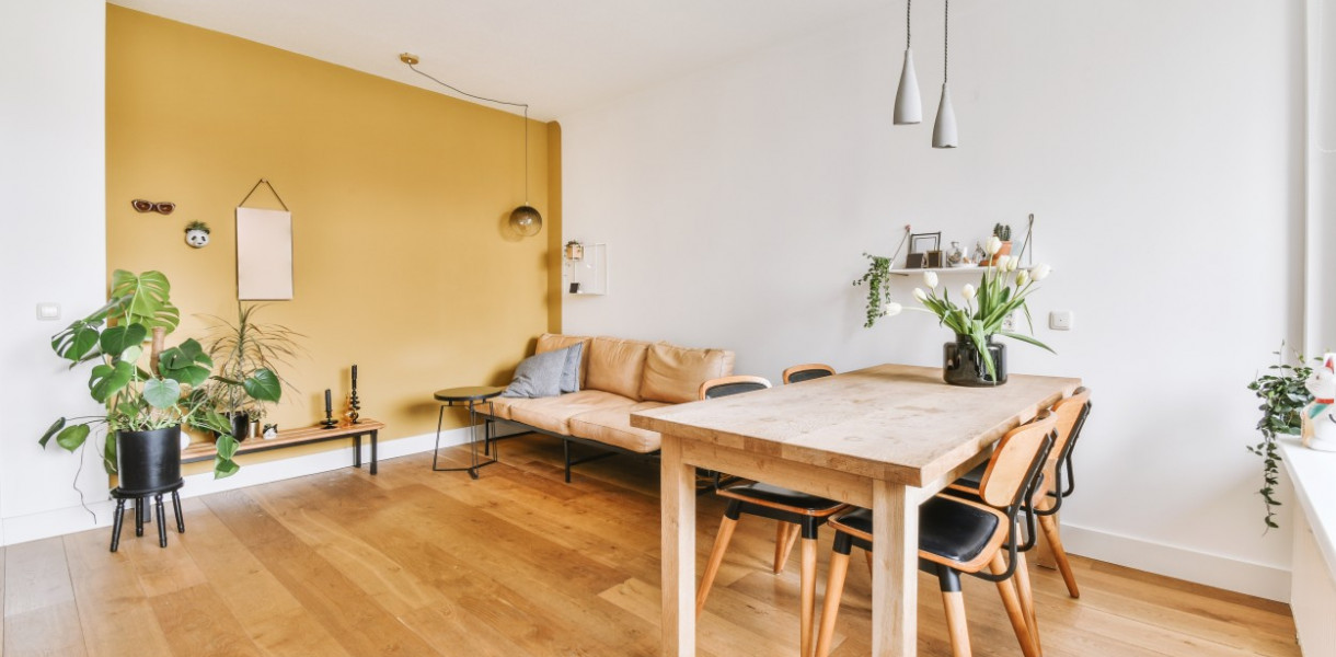 Jak ustawić stół w małym salonie