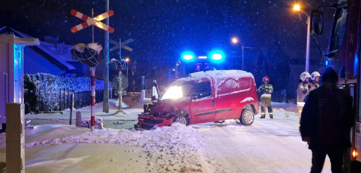 11 grudnia samochód zderzył się z szynobusem na przejeździe kolejowym w Maliniu