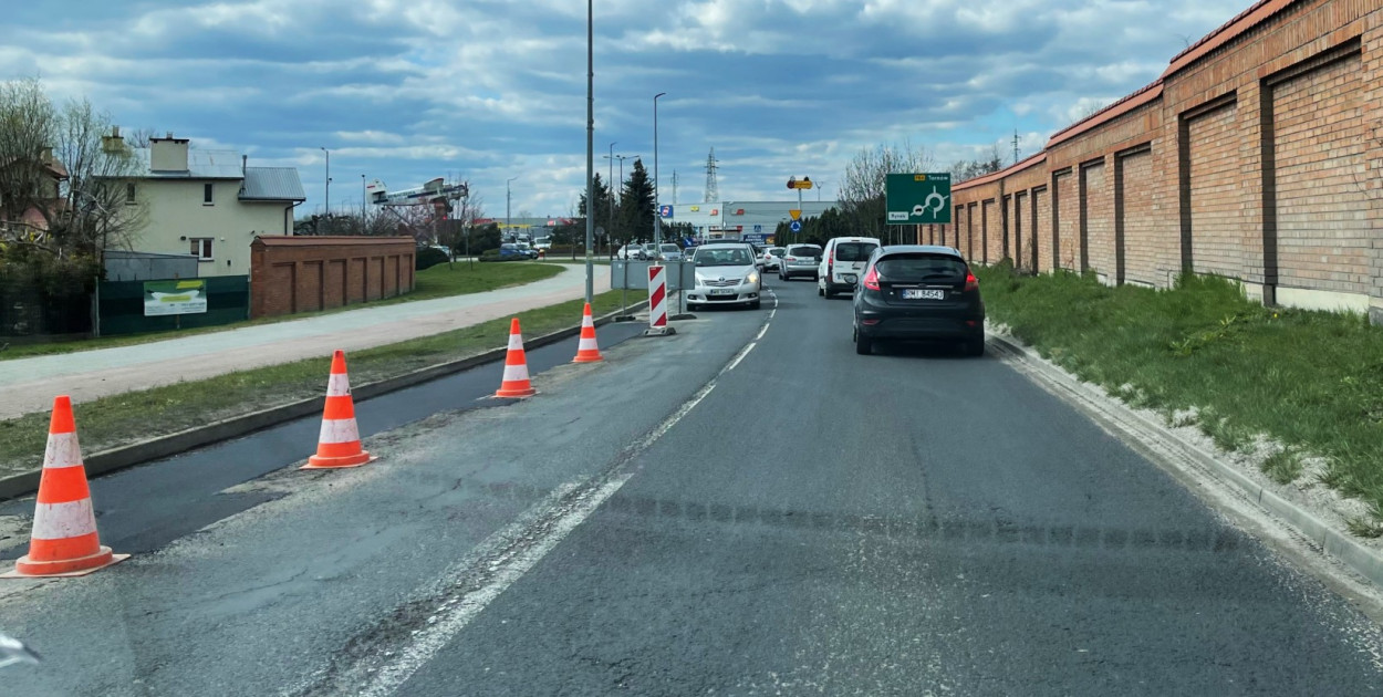 Po interwencji hej.mielec.pl wyrwa na Jana Pawła II załatana. Są utrudnienia