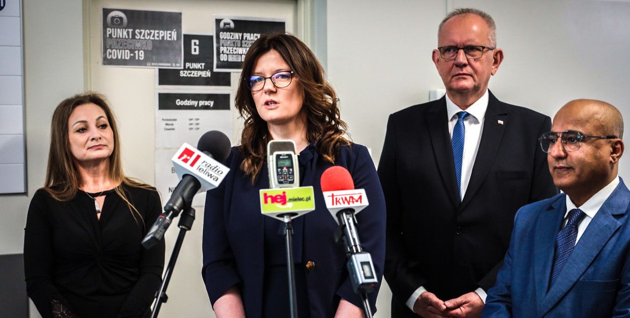 Od lewej: Monika Jagusiak, kierownik GZOZ, lek. med. Paulina Dura, poseł Fryderyk Kapinos, Raqeeb Abdul Dabwan, neurolog.