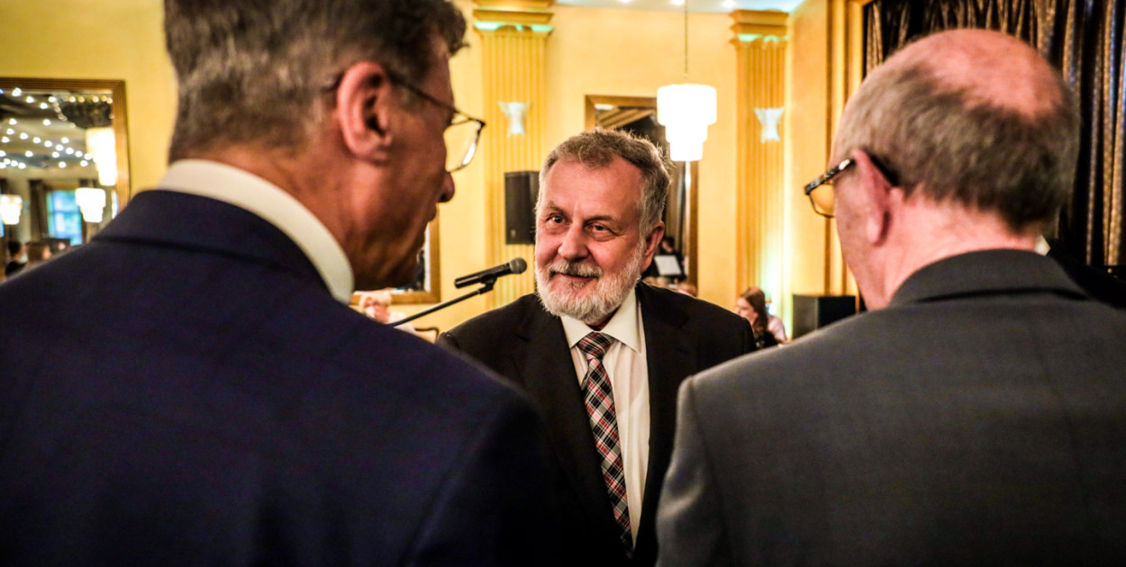 Janusz Soboń, prezes Kirchhoff Polska odbiera statuetkę Leonardo. Fot. Kacper Strykowski / hej.mielec.pl