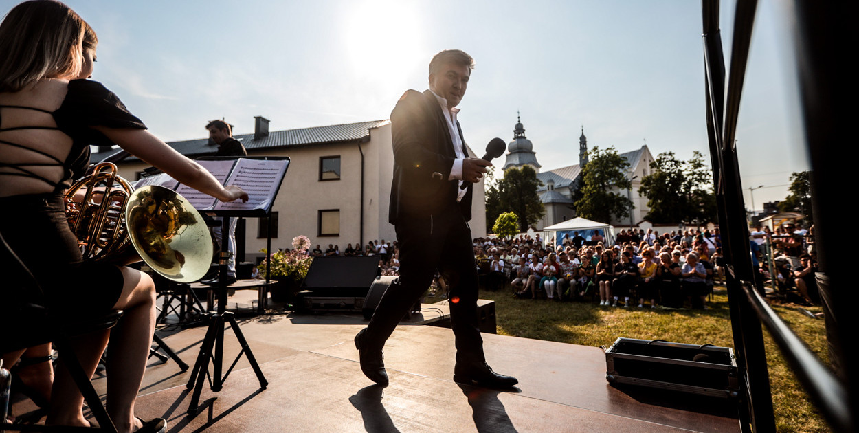 Plenerowy koncert „Radość najpiękniejszych lat” PSM w Mielcu. Fot. Kacper Strykowski / hej.mielec.pl