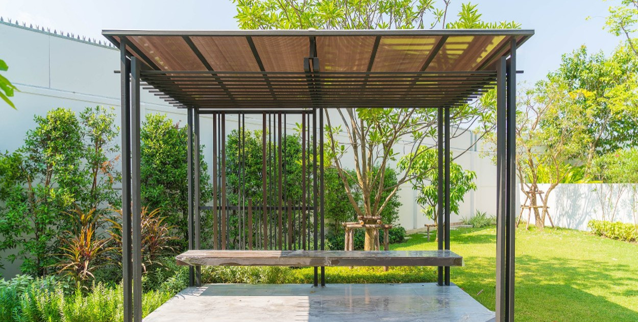 Pergola tarasowa jako gustowna ozdoba ogrodu