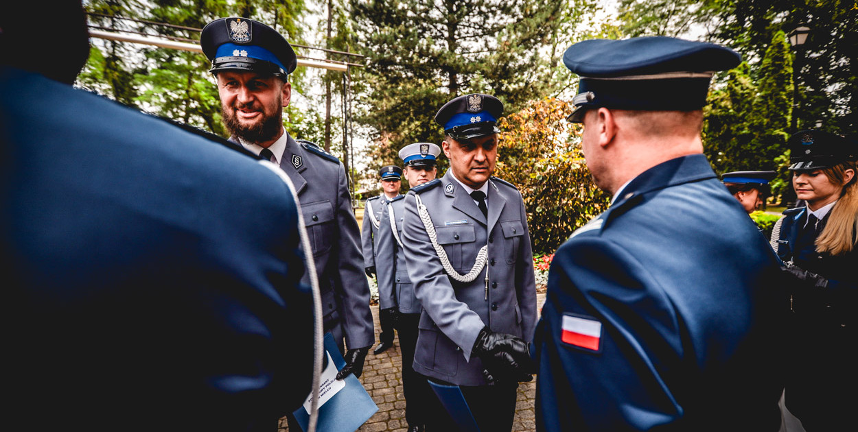 Policjanci z Mielca odbierają awanse na wyższe stopnie. Fot. Kacper Strykowski / hej.mielec.pl