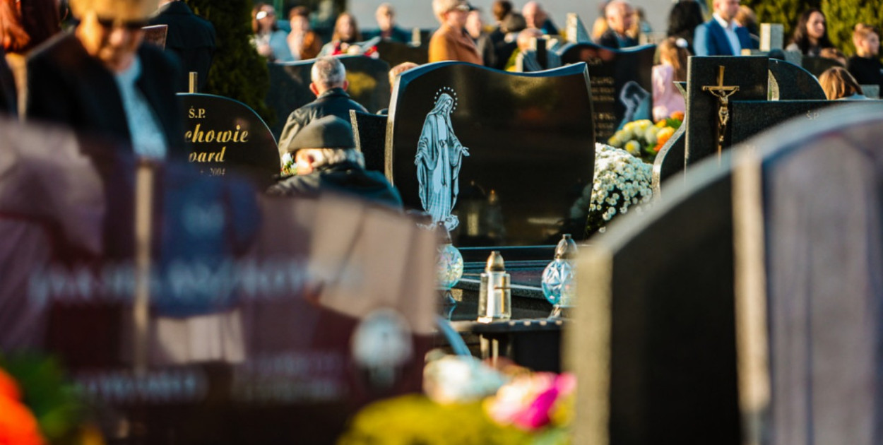 Wyszukiwarka grobów w końcu działa. Można zgłaszać uwagi