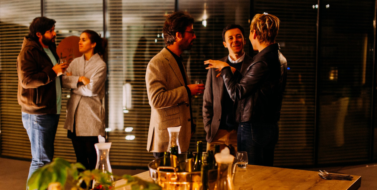 Jak się ubrać na imprezę firmową? Stylizacje dla kobiet i mężczyzn