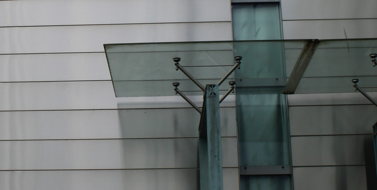 Płyta plexi na wymiar - czy warto ją wykorzystać?