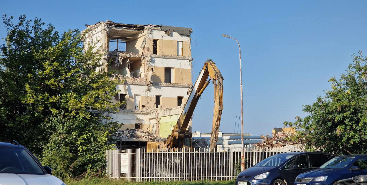 To był ważny dla WSK obiekt. Właśnie znika z krajobrazu miasta