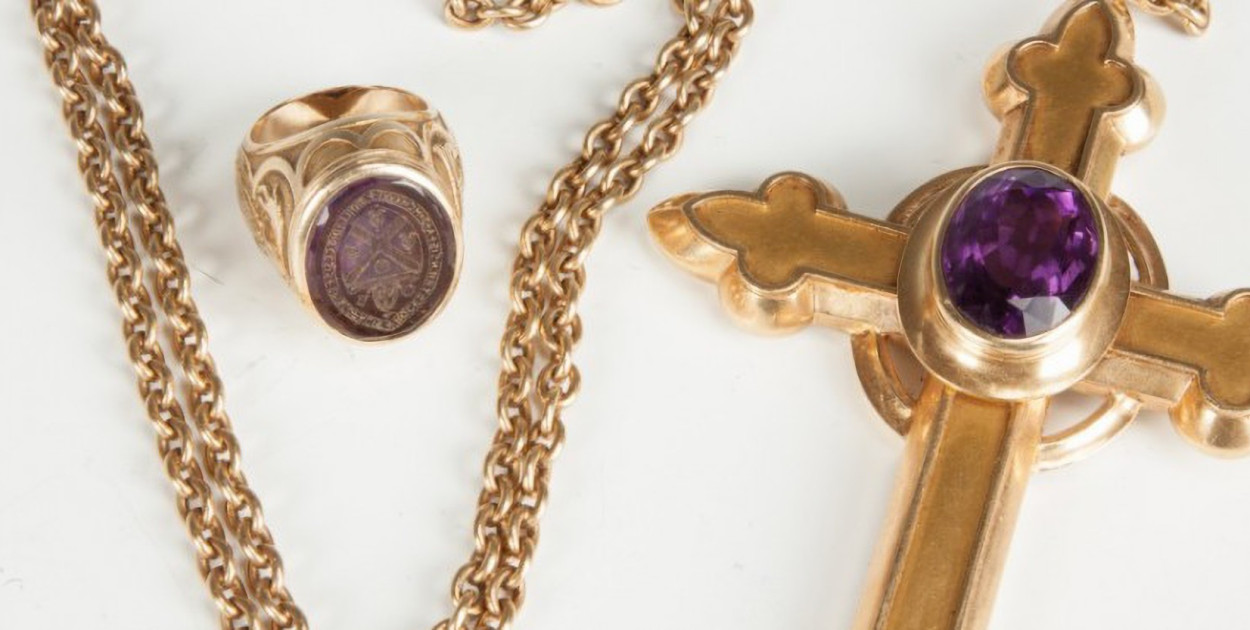 Pektorał oraz pierścień jako obowiązkowe Insygnia uroczystego stroju Biskupa