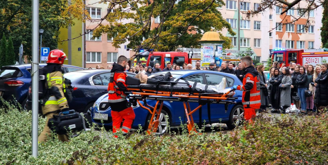 Ewakuacja starostwa przy ul. Wyspiańskiego. Fot. hej.mielec.pl