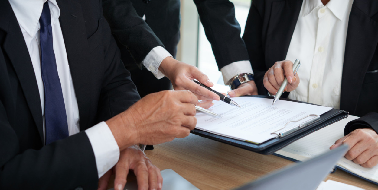 Na czym polega obsługa prawna firm i kiedy z niej skorzystać?