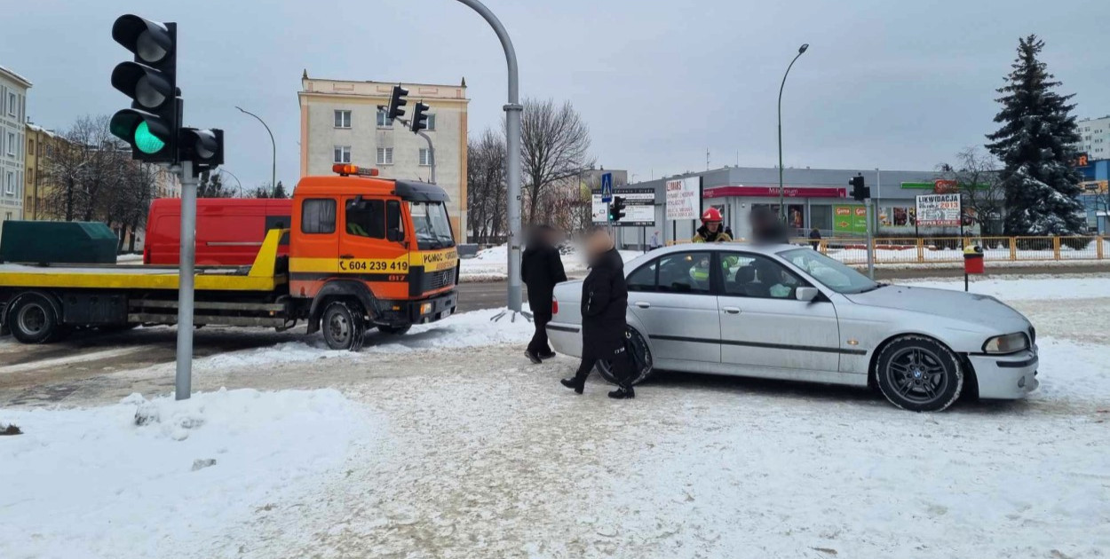 BMW i opel zderzyły się przy pasażu