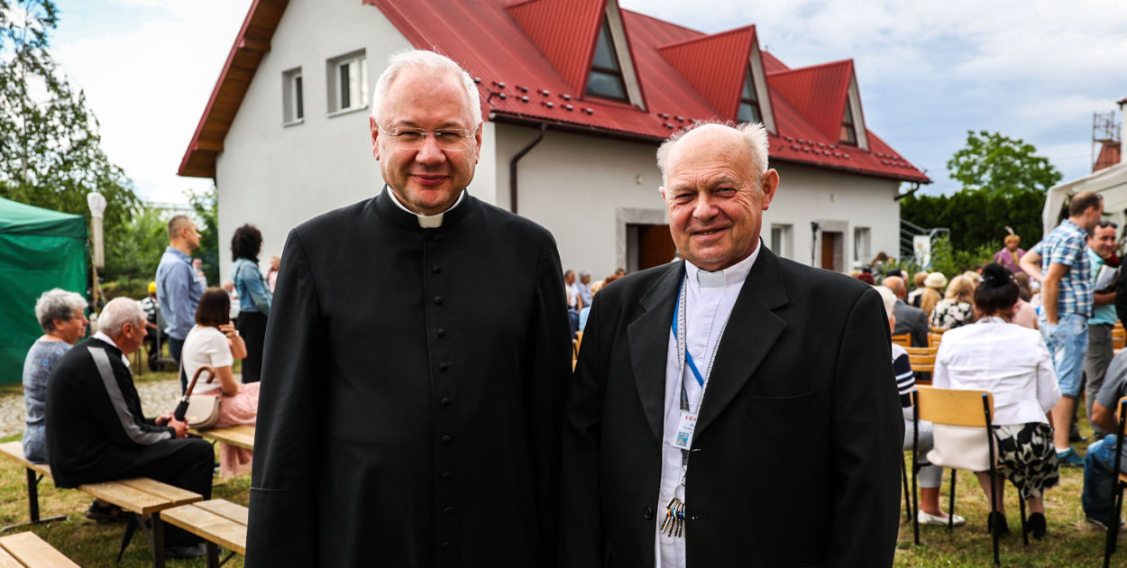Ksiądz Bogdan Kwiecień, przyszły proboszcz parafii na osiedlu Rzochów i ks. Jerzy Ptak, dotychczasowy proboszcz. Fot. Kacper Strykowski / hej.mielec.pl