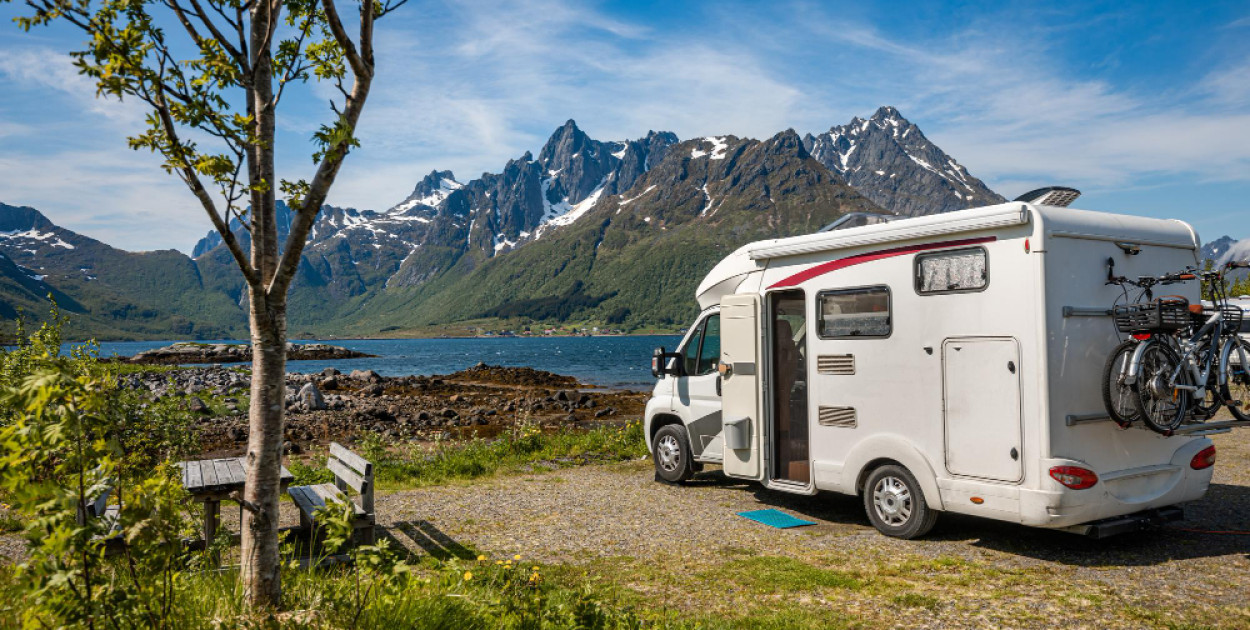 Pierwsza podróż kamperem – kompletny poradnik dla początkujących podróżników