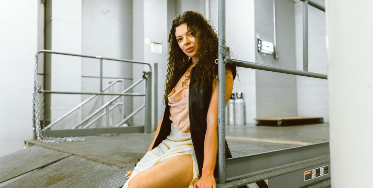 Z czym nosić damski bezrękawnik? Przedstawiamy 6 propozycji na modne stylizacje!