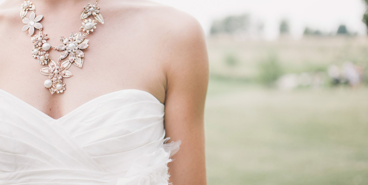 Jak dopasować srebrną biżuterię do sukni ślubnej?