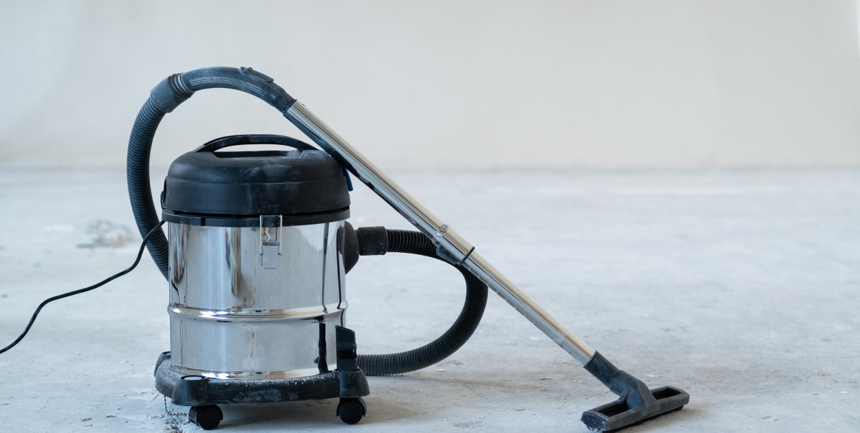 Odkurzacze przemysłowe – jak dobór odpowiedniego sprzętu wpływa na efektywność pra