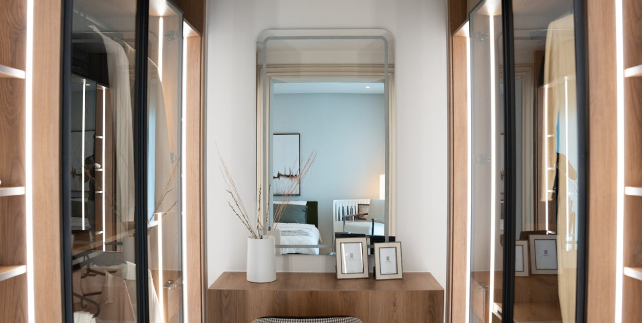 Stylowa i praktyczna – jak wybrać toaletkę, która odmieni Twoje wnętrze?