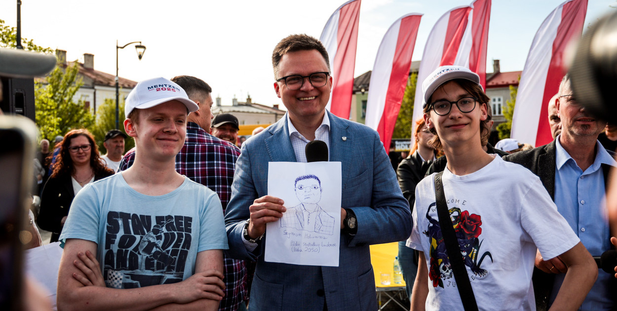 Szymon Hołownia z sympatykami Sławomira Mentznena. Mielec, 22 kwietnia 2025 r. Fot. Kacper Strykowski / hej.mielec.pl