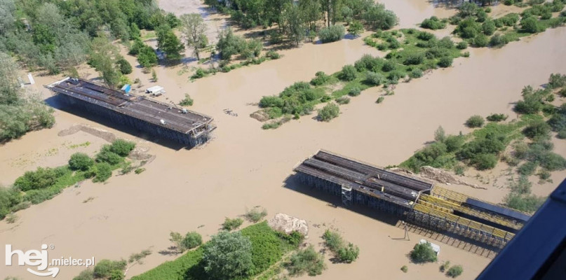 Budowa mostu na Wisłoce podczas powodzi. Maj 2019 r. Zdjęcie dzięki uprzejmości KPP Mielec.